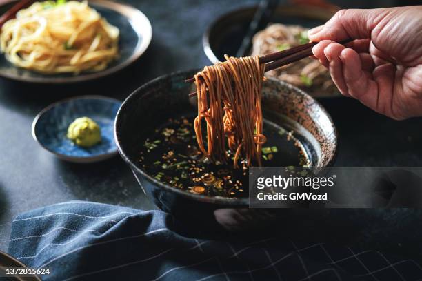 zaru soba noodles with soy sauce dip - somen noodles imagens e fotografias de stock