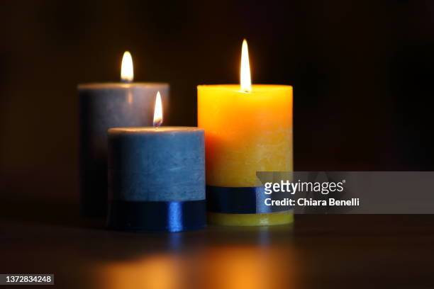 candles for ukraine - blue candle stock-fotos und bilder