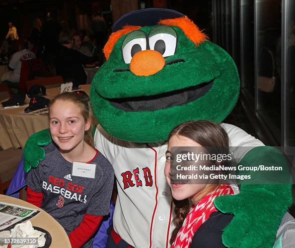 Wally poses with twin 12 year old sisters Lauren Rauseo and Shannon ...
