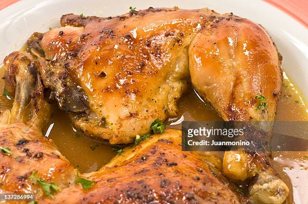 hühnerfleisch beine in zitronensauce - chicken thighs stock-fotos und bilder