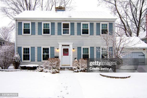 saltbox casa colonial en invierno - casa de dos pisos fotografías e imágenes de stock