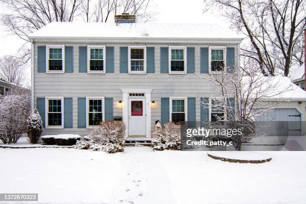 saltbox colonial house in winter - blue house red door stock pictures, royalty-free photos & images
