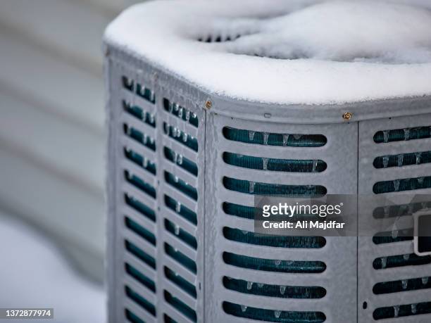 frozen air conditioner - rinnstein stock-fotos und bilder