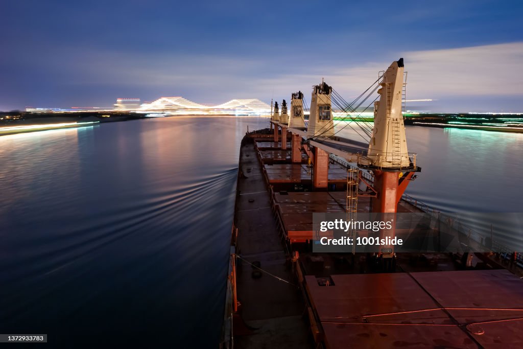 Embarcación náutica (bulk carrier ship) navegando en el Canal de Detroit por la noche