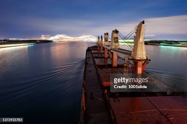 embarcación náutica (bulk carrier ship) navegando en el canal de detroit por la noche - detroit river fotografías e imágenes de stock