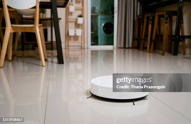 robotic vacuum in living room - vacuum cleaner fotografías e imágenes de stock