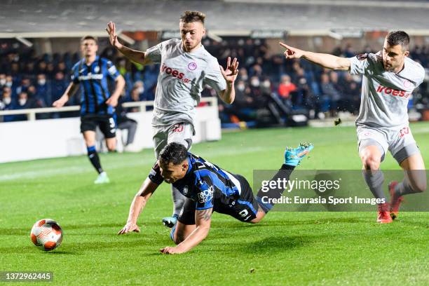 Sokratis Papastathopoulos of Olympiacos battles for the ball with Luis Muriel of Atalanta during the UEFA Europa League Knockout Round Play-Offs Leg...