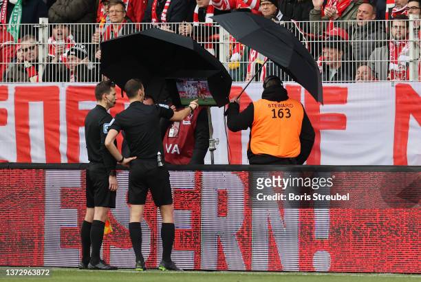 Referee Bastian Dankert checks the goal of 1.FC Union Berlin on the VAR screen before awarding the goal during the Bundesliga match between 1. FC...