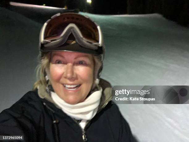 night skiing - night skiing stock pictures, royalty-free photos & images