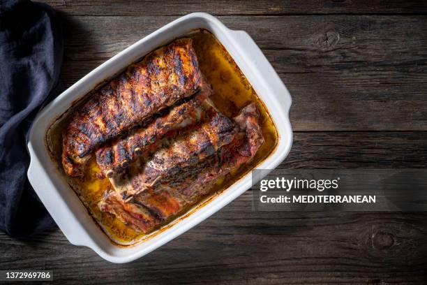 roasted ribs in a tray with herbs and spices - smoked bbq ribs 個照片及圖片檔