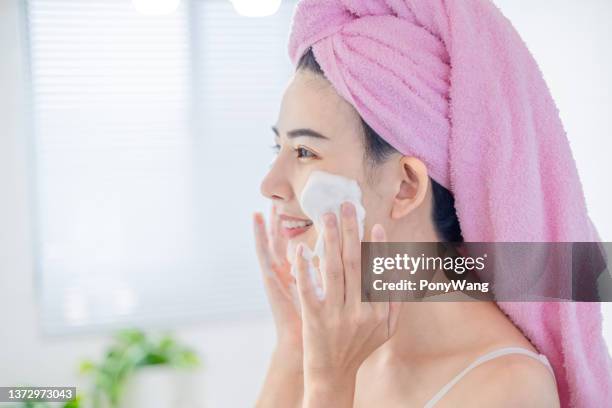 beauty woman clean her face - facial cleanser stockfoto's en -beelden
