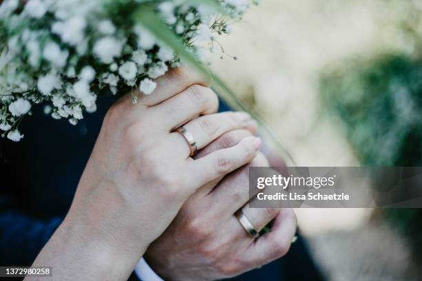 bride and groom close up of hands - eheringe stock-fotos und bilder