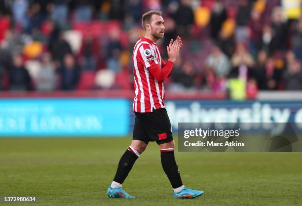 Christian Eriksen of Brentford applauds fans after their sides defeat during the Premier League match between Brentford and Newcastle United at...