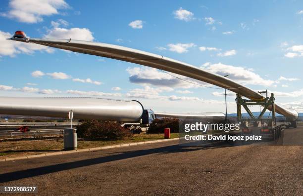 transport with truck wind energy wing blades for assembly. - recycling rig imagens e fotografias de stock