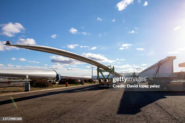 truck for special transport loaded with a wind turbine blade. - recycling rig imagens e fotografias de stock