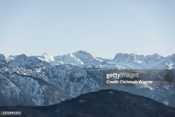 gebirgslandschaft im winter - alpes de bavaria fotografías e imágenes de stock