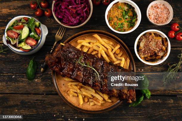 barbecue spareribs and french fries - smoked bbq ribs 個照片及圖片檔