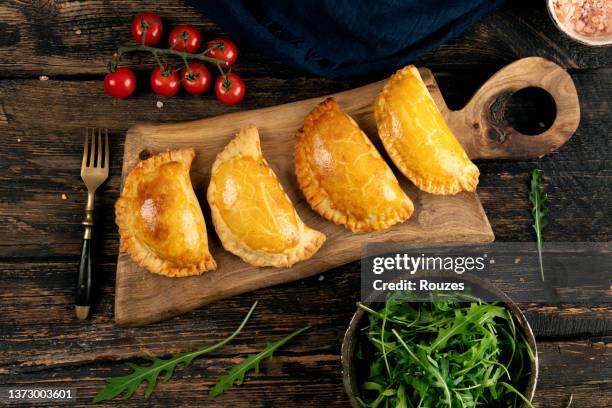 pasteten gefüllt mit fleisch und gemüse - calzone stock-fotos und bilder