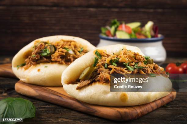 schweinebauch bao brötchen - hoisin soße stock-fotos und bilder