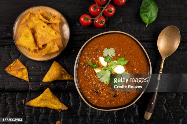 chili with beans soup with nachos - chili con carne stock pictures, royalty-free photos & images