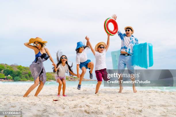 happy asian family enjoying summer vacation on the beach - family beach holiday stock-fotos und bilder