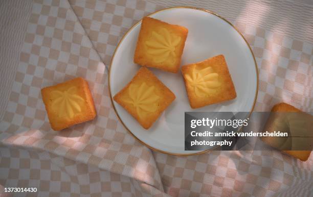 vanilla butter cakes - square cake stock pictures, royalty-free photos & images