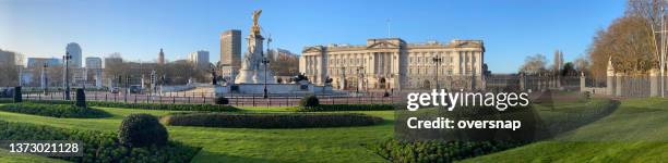 panorama de la ciudad de londres - buckingham palace fotografías e imágenes de stock