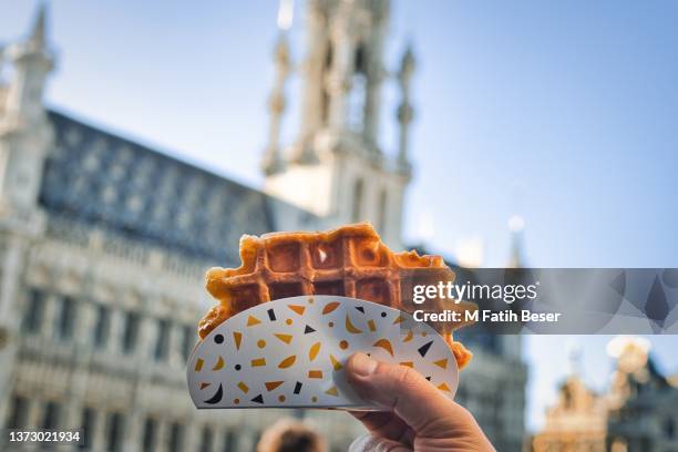 belgian waffle in grand-place brussels - belgium foto e immagini stock