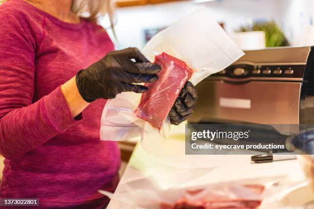 reife erwachsene weibliche vakuumversiegelung frisches hirschfilet für die gefrierlagerung verarbeitung wild maultierhirschfleisch in west-colorado nach der jagd ernte fotoserie - wildgeflügel fleisch stock-fotos und bilder