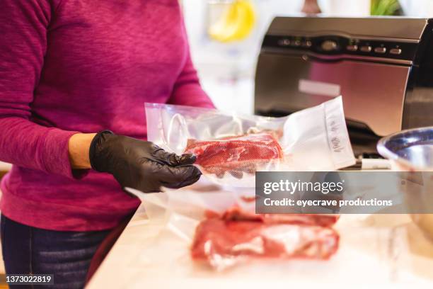 hembra adulta madura sellado al vacío solomillo de venado fresco para el procesamiento de almacenamiento en congelador carne de ciervo mula de caza silvestre en el oeste de colorado después de la serie de fotos de cosecha de caza - vacuum packed fotografías e imágenes de stock