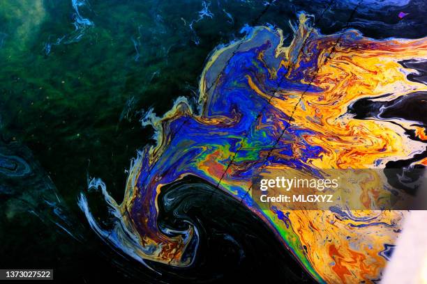 oil flowing into huntington beach wetlands - orange county oil spill - ölpest stock-fotos und bilder