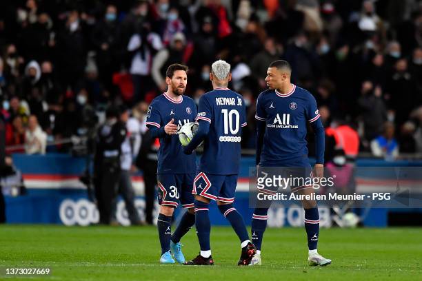 Leo Messi, Neymar Jr and Kylian Mbappe of Paris Saint-Germain speak during the Ligue 1 Uber Eats match between Paris Saint Germain and AS...