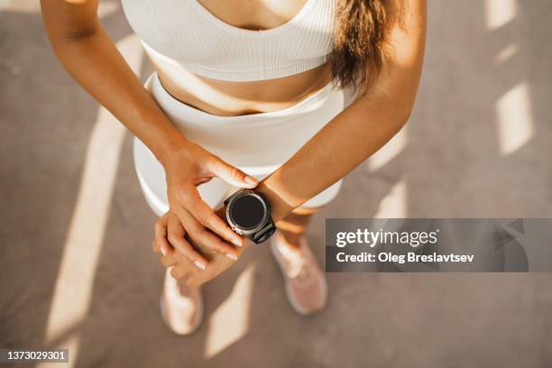 woman start running app on smart watches. gadgets in sport. device screen. healthy and active lifestyle - reloj inteligente fotografías e imágenes de stock