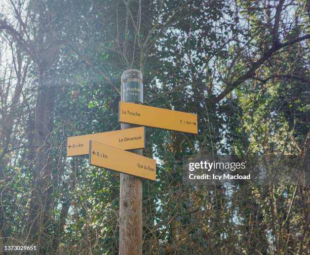 road sign in the grand large public park - meyzieu - france - hiking pole foto e immagini stock