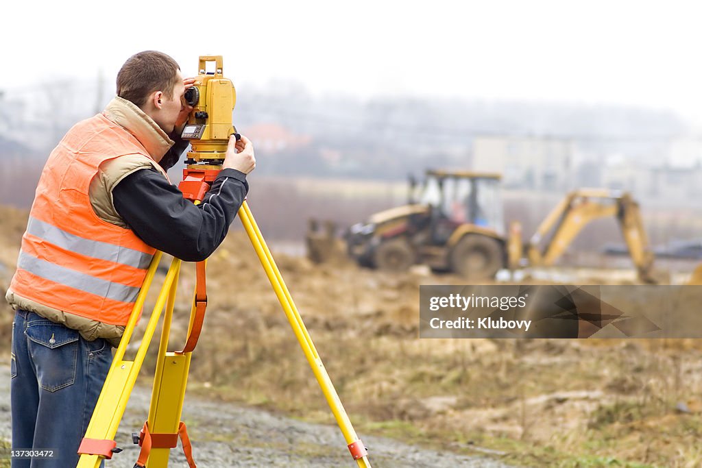 Surveyor na construção de site em terra