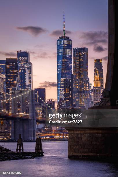 the brooklyn bridge, freedom tower and lower manhattan - new york city skyline stockfoto's en -beelden