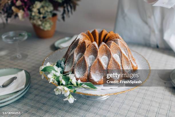 close up shot of a tasty gugelhopf cake on an elegant plate - tulbandcake stockfoto's en -beelden