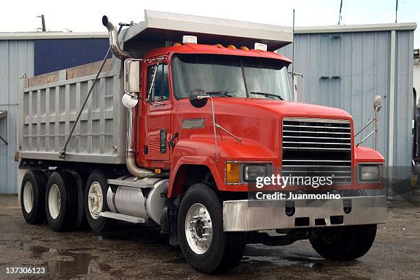 rojo camión de descarga - camión de descarga fotografías e imágenes de stock
