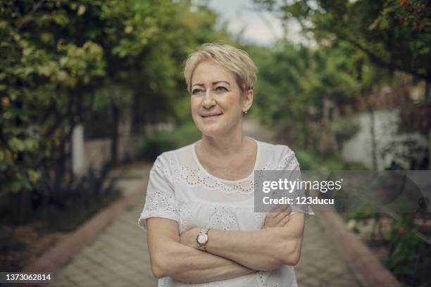 portrait of real 60 years woman - kort haar stockfoto's en -beelden