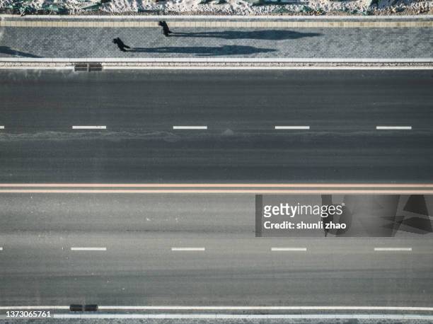 aerial view of driveway - dividing line road marking stockfoto's en -beelden