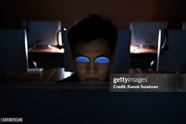 computer hacker stealing information with computer - cyber harcèlement photos et images de collection