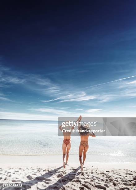 glück frau läuft am strand - buttocks gay stock-fotos und bilder