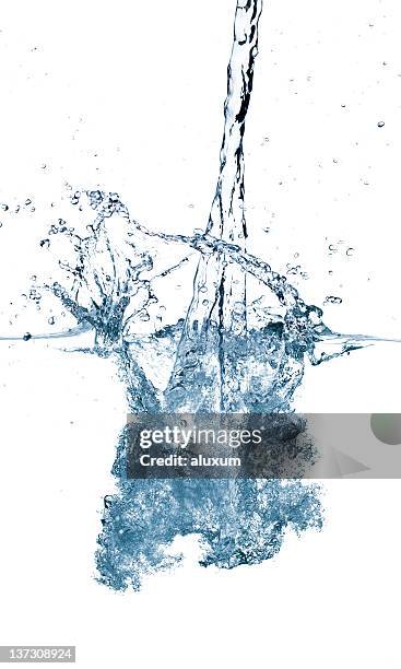 salpicaduras de agua aislados sobre fondo blanco - chorro agua fotografías e imágenes de stock