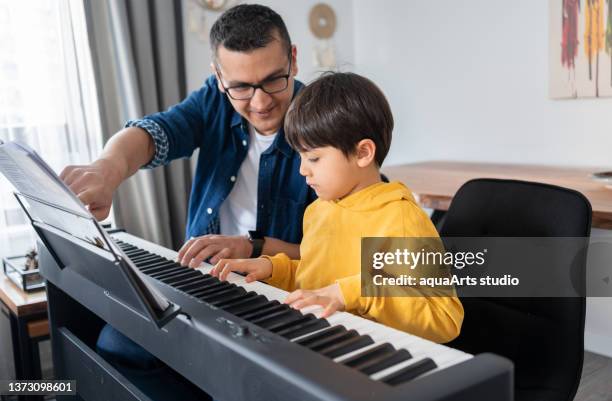 the piano lesson - electric piano stock pictures, royalty-free photos & images