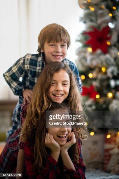 children at home during christmas - sibling christmas stock pictures, royalty-free photos & images