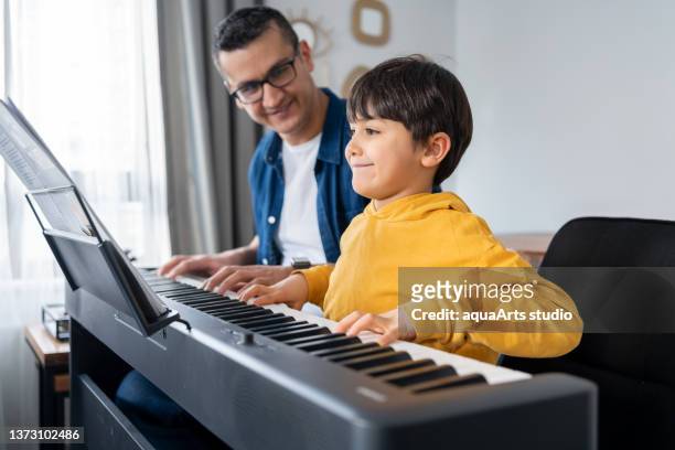 la lección de piano - keyboard player fotografías e imágenes de stock