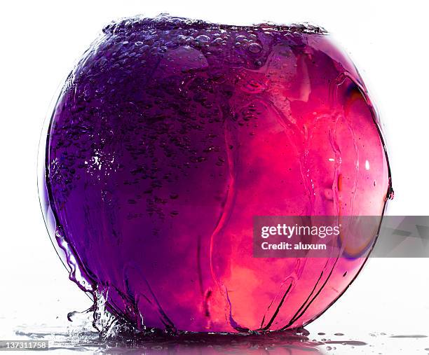 acqua colorata in fishtank - reazione chimica foto e immagini stock