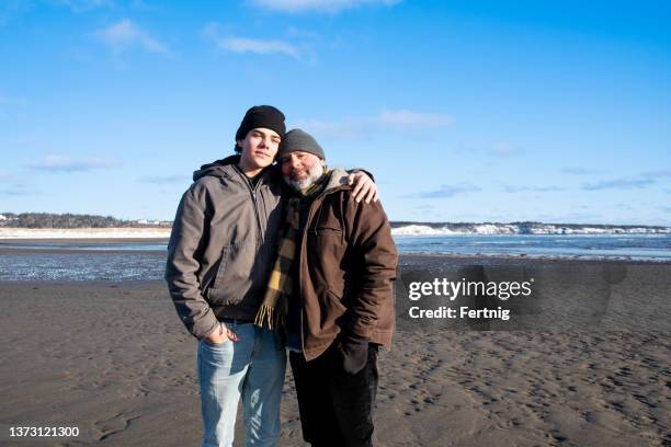 padre e hijo - provincias marítimas de canadá fotografías e imágenes de stock