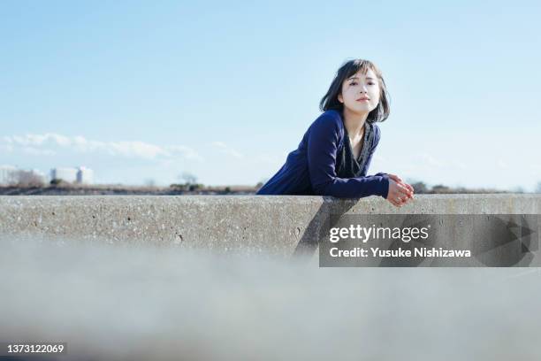womanl watching camera - leaning on elbows stock pictures, royalty-free photos & images