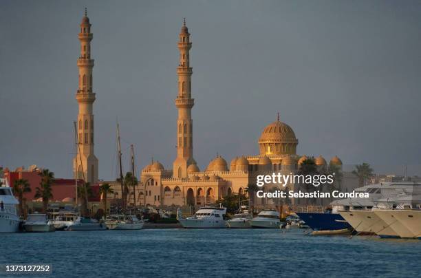 jumeira gland mosque historic building in hugharda city, egypt - hurghada stock pictures, royalty-free photos & images